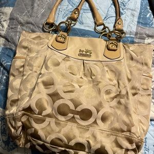 Large coach purse very cleaned and only carried a couple times.